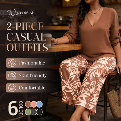 Un completo composto da una blusa da donna con scollo a V e pantaloni a gamba larga con fantasia.