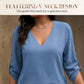 Un completo composto da una blusa da donna con scollo a V e pantaloni a gamba larga con fantasia.