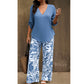 Un completo composto da una blusa da donna con scollo a V e pantaloni a gamba larga con fantasia.
