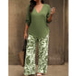 Un completo composto da una blusa da donna con scollo a V e pantaloni a gamba larga con fantasia.
